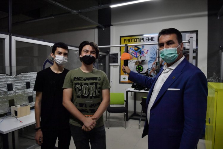 Bursa'da liseli gençler virüsü önleyecek akıllı otobüs tutacağı üretti