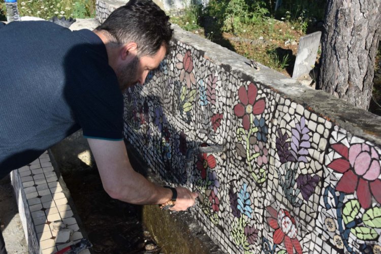 Bursa'da kadınlardan hayrat çeşmelerine mozaik işlemesi