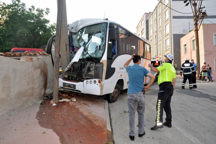 Freni boşalan midibüsü, elektrik direğine çarparak durdurdu