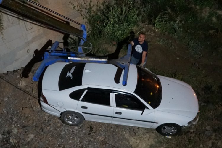 Otomobil sulama kanalına düştü