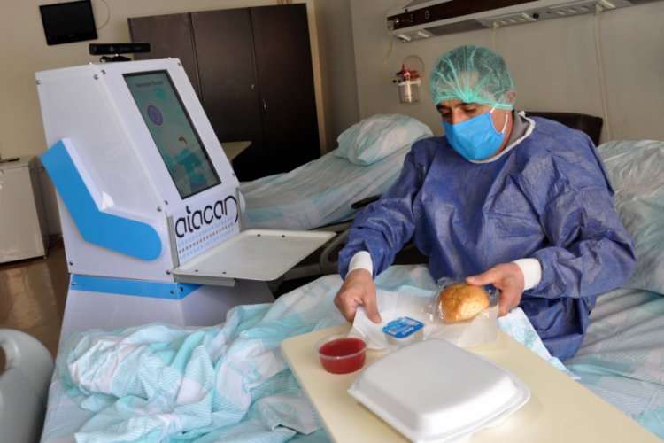 Koronavirüs hastalarının yemek ve ilaçları 'Atacan' robottan