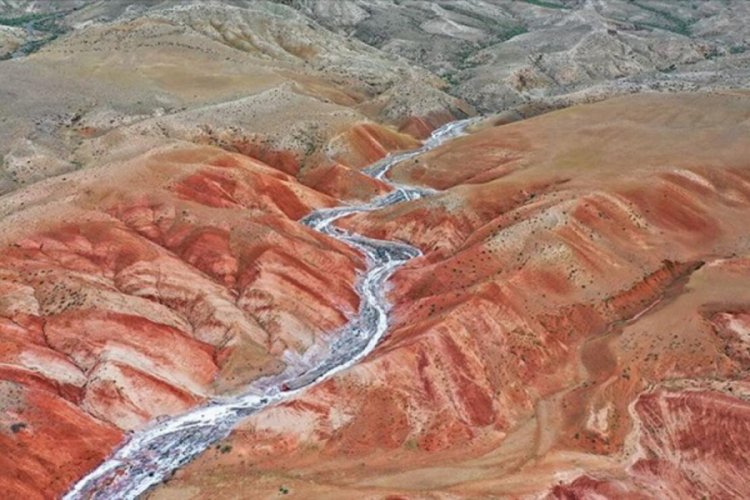 Kırmızı toprakların 'tuz deresi' ziyaretçilerini kendine hayran bırakıyor