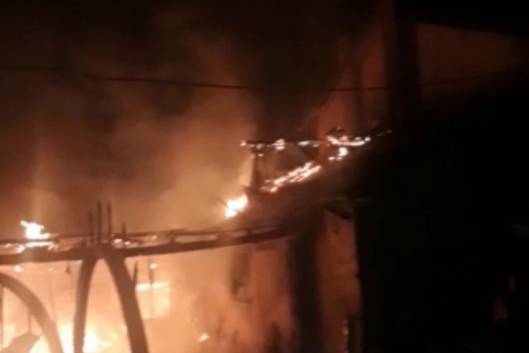 Bursa'da samanlık alev alev yandı, buzağı telef oldu