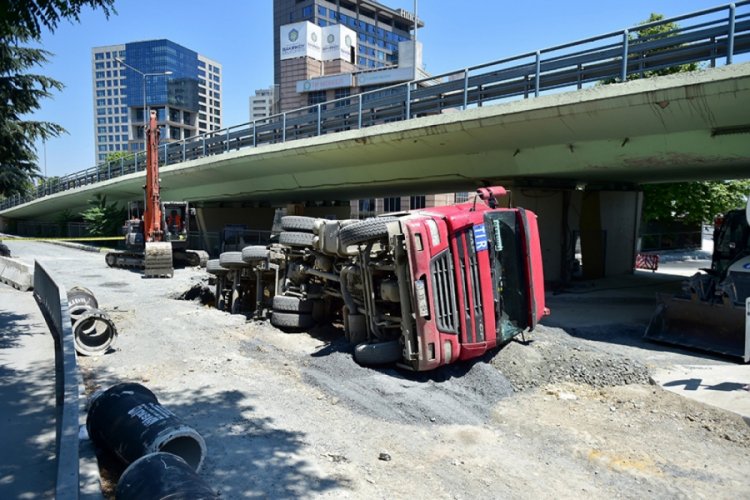 Yol çöktü, hafriyat kamyonu devrildi