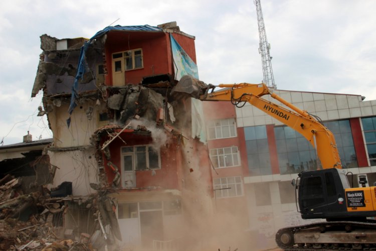 Erzurum'da yemek yiyerek binanın yıkılmasını izlediler