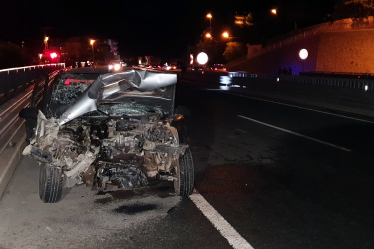 İş makinesine çarpan otomobil hurdaya döndü