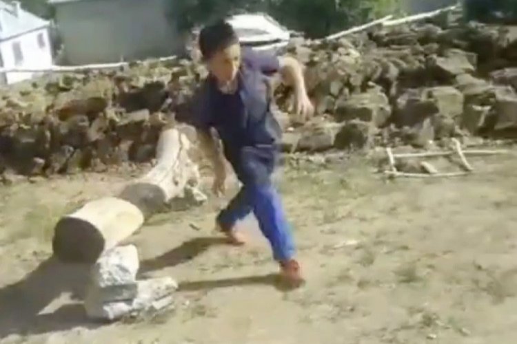 Ağrı'da köy okulu öğrencileri köyde parkur kurdu