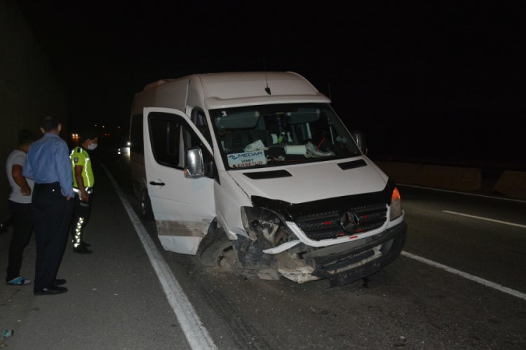 İşçi servisi bariyerlere çarptı, yolcuların burnu bile kanamadı