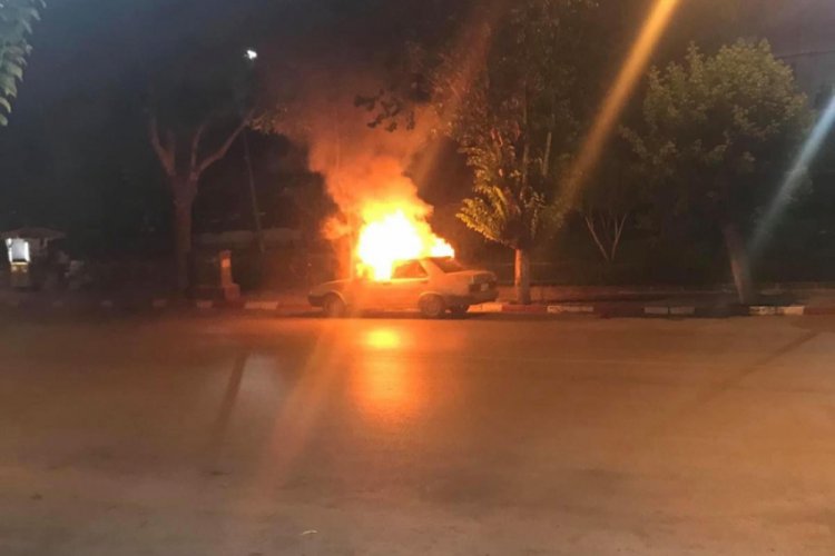 Park halindeki otomobil alev aldı