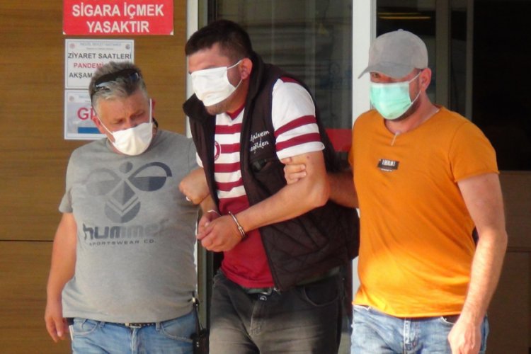 Bursa'da kamyonet çalan şahıs adliyeye sevk edilirken maskeyle gözünü kapattı