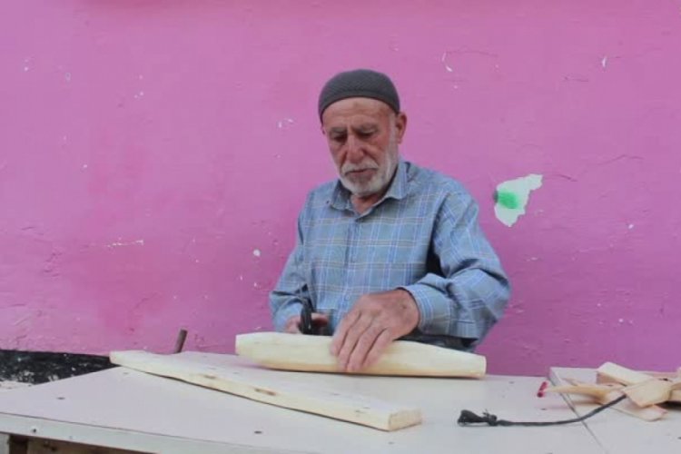 Bursa'da kavak ağacından yaptığı uçaklarla 20 yıldır çocukları sevindiriyor