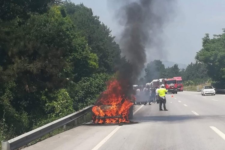 Bursa'da seyir halindeyken alev alan otomobil, yandı