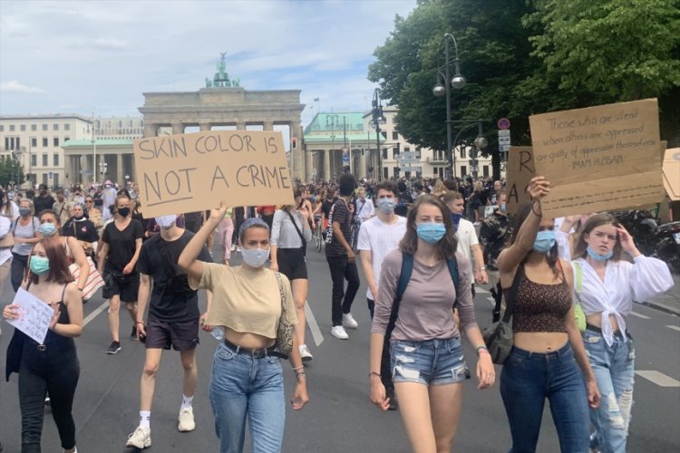 Almanya'da binlerce kişi ırkçılığı protesto etti