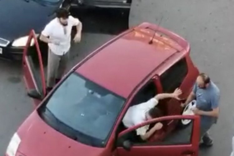 Yol verme kavgasında tartıştığı vatandaşları silahla tehdit etti