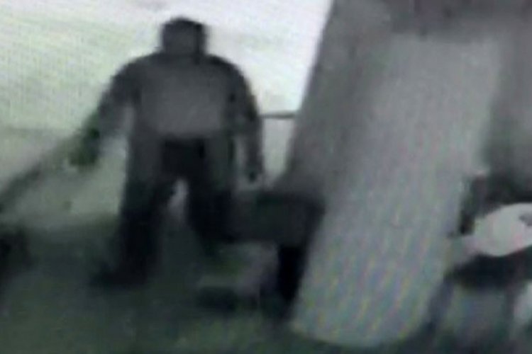 Tarihi caminin musluklarını çaldılar