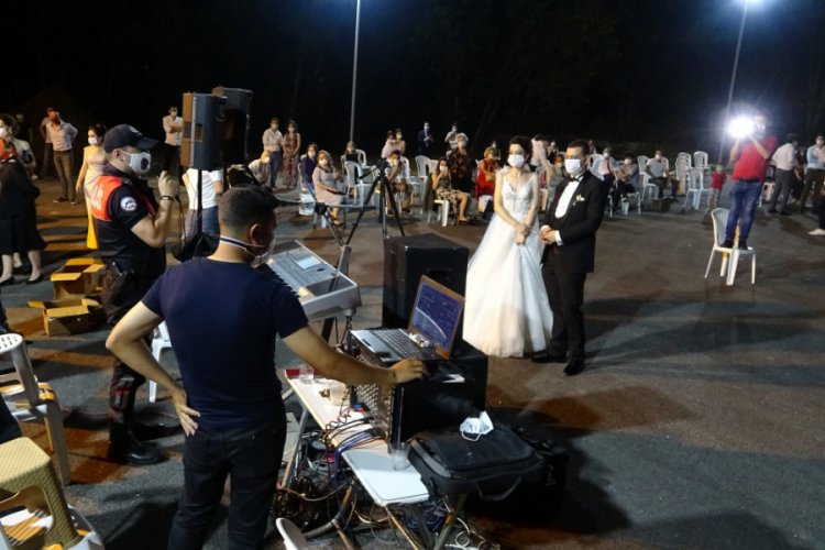 Bursa'da eline mikrofonu alan polis ekipleri, gelin ve damadın yakınlarını ikaz etti