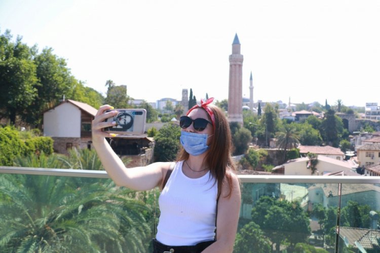 Antalya aylar sonra ilk yabancı turist kafilesini ağırladı
