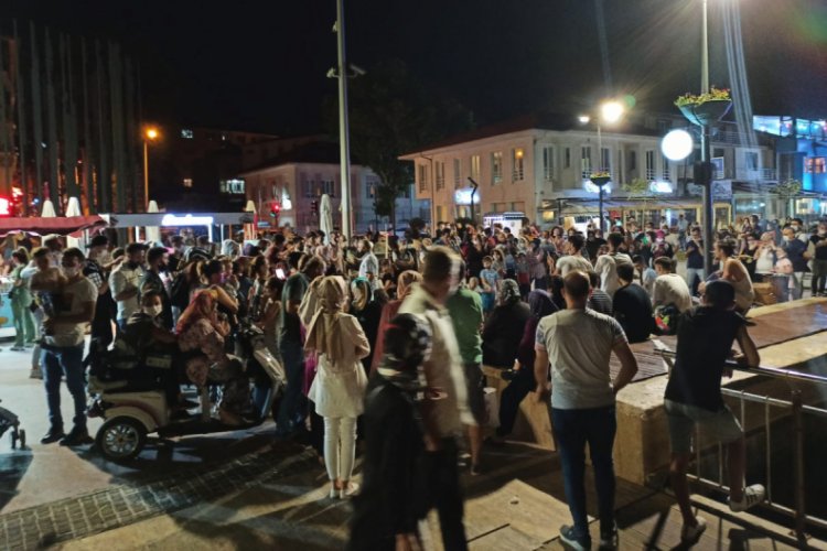 Bursa'da sahiller doldu taştı, kimse mesafeye ve maskeye dikkat etmedi