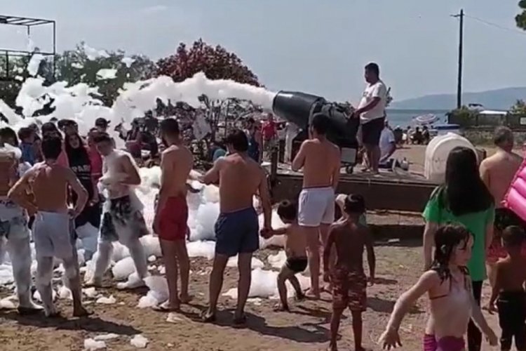 Bursa'da sahildeki köpük partisinde koronavirüs unutuldu