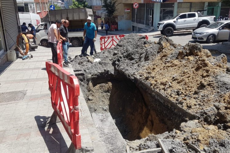Sultangazi'de göçük altındaki işçi kurtarıldı