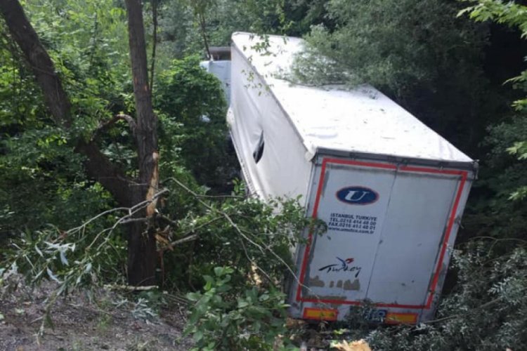 Bursa'da dereye uçan TIR'ın şoförü yaralandı