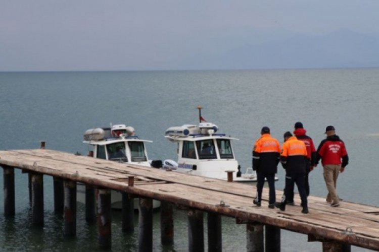 Van Gölü'nde kaybolan tekneyi arama çalışmalarına ara verildi