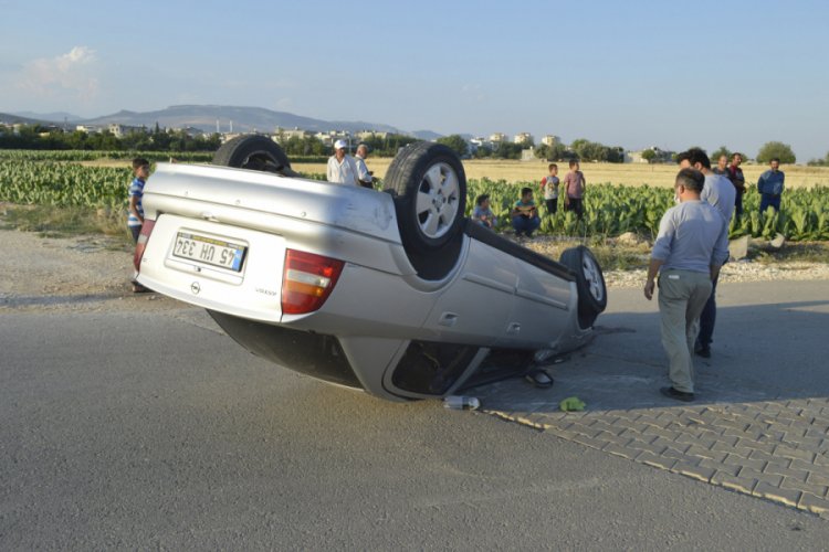 Takla atan otomobildeki 3 kişi yaralandı