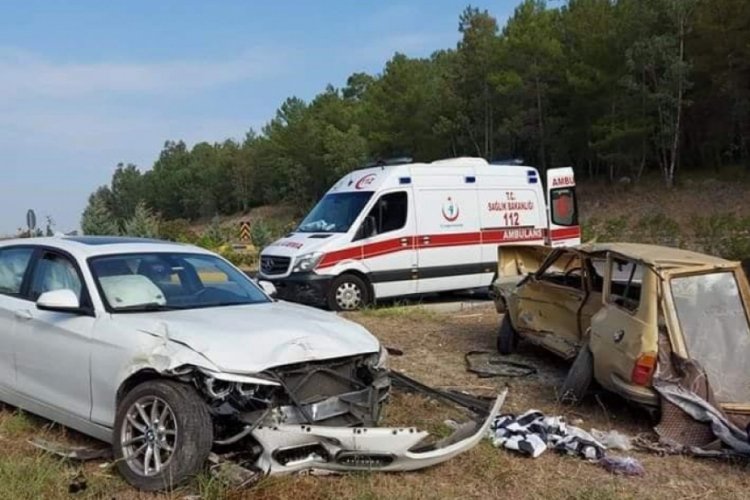 İki otomobil çarpıştı: 2 ölü, 1 yaralı