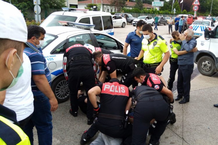 Bursa'da polise direnip motosikleti kaçırmaya çalışan sürücü ve yakını gözaltına alındı