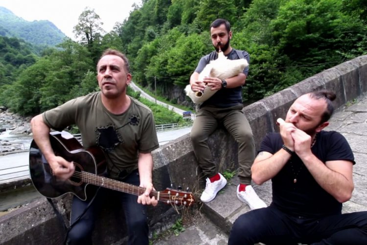 Haluk Levent, Çifte Köprü'de gitar çalıp şarkı söyledi