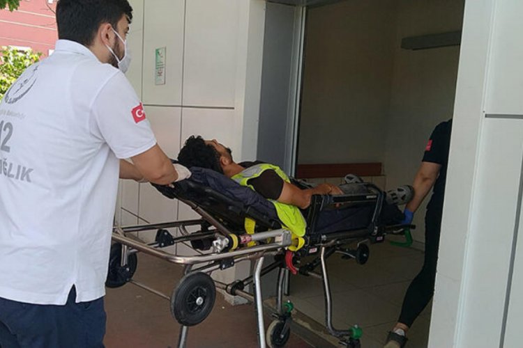Beli tutulan işçiyi, bulunduğu iskeleden itfaiye ekipleri indirdi
