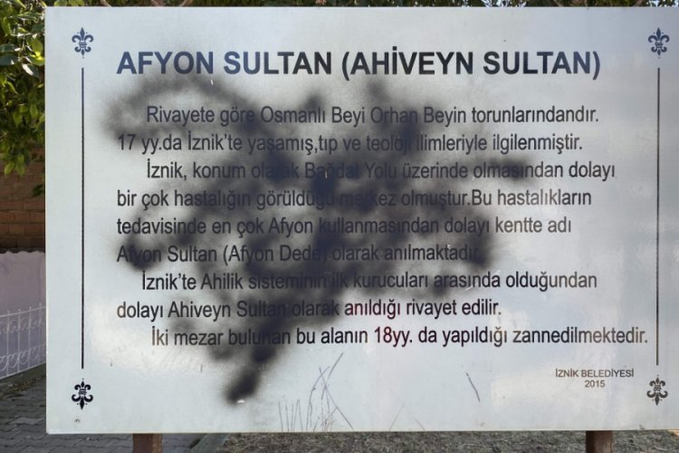 Bursa'da türbeyi sprey boyalarla boyadılar