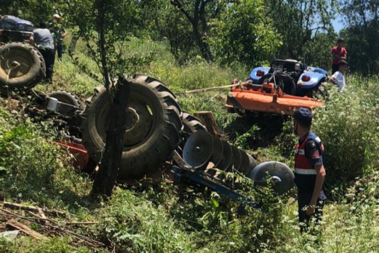 Bursa'da devrilen traktörün altında kalan muhtar öldü