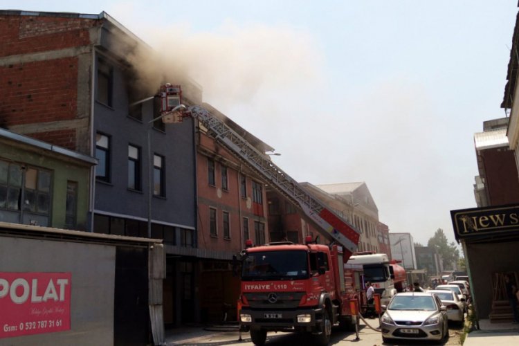 Bursa'da mobilya deposunda çıkan yangın, söndürüldü