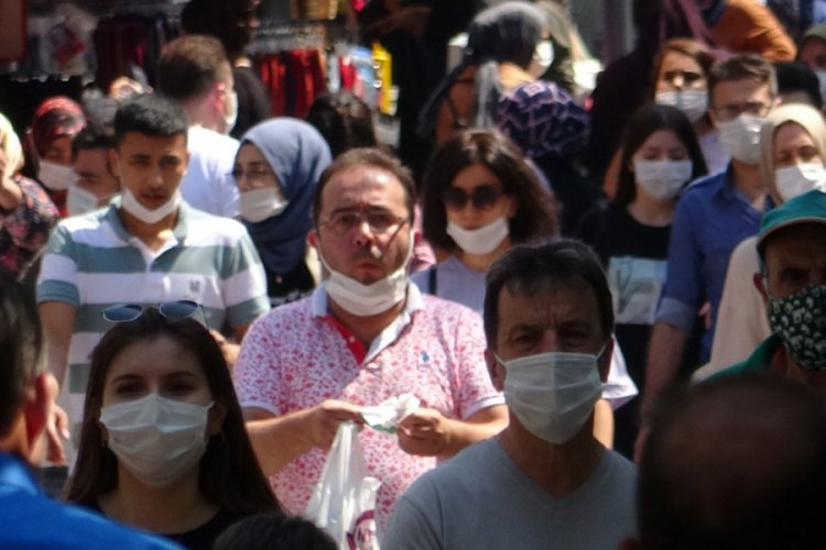 Bursa'da maske ve sosyal mesafe kuralına uyulmadığı görüldü