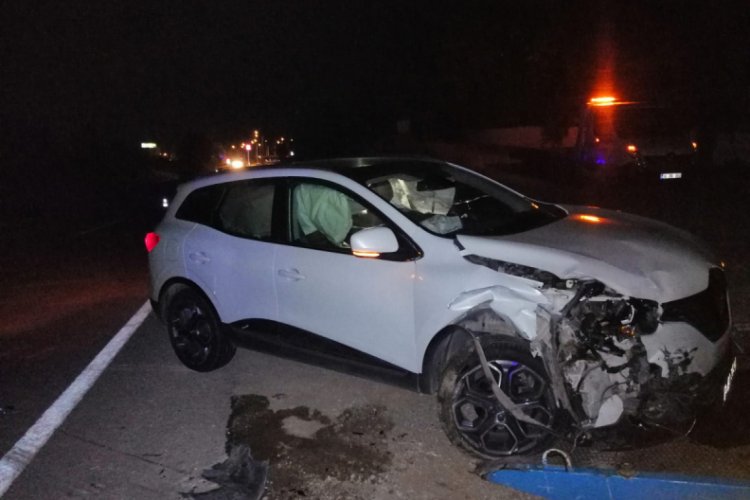 Bursa'da iki otomobil çarpıştı: 3 yaralı