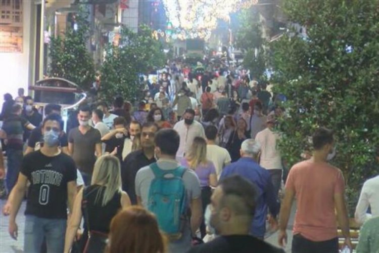İstiklal Caddesi koronavirüse rağmen tıklım tıklım