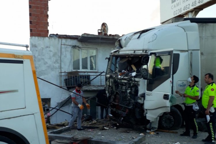 TIR kavun tezgahına girdi: 1 ölü