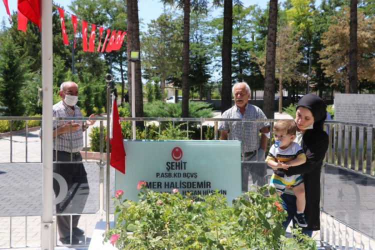 Şehit Ömer Halisdemir'in kabrine ziyaretçi akını