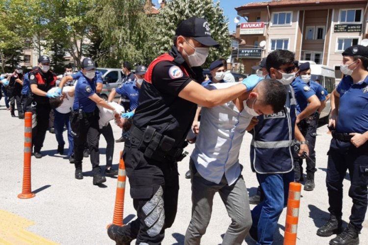 Polisleri yaralayan 6 kişi adliyeye sevk edildi