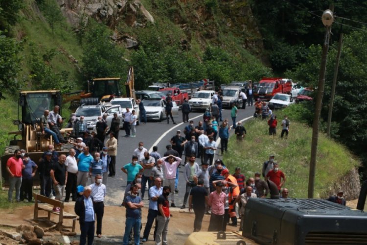 Kaya parçaları, Rize-Erzurum karayolunu ulaşıma kapattı