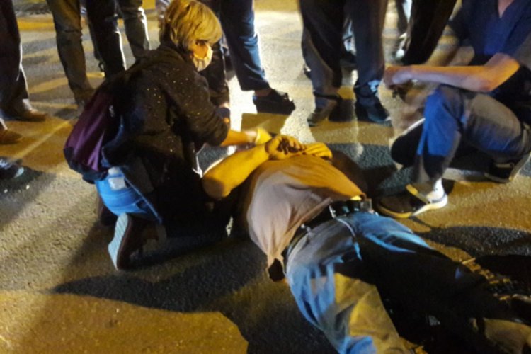 Bursa'da otomobilin çarptığı motosiklet sürücüsüne diş hekimi müdahale etti