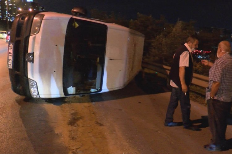 Yan yatan minibüsten sürücü yara almadan kurtuldu