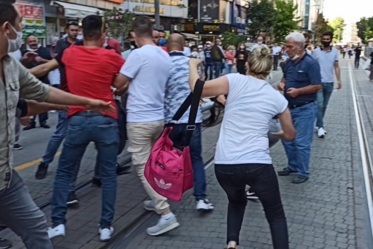 Boşandığı kocasının yeni eşini yolda görünce saldırdı