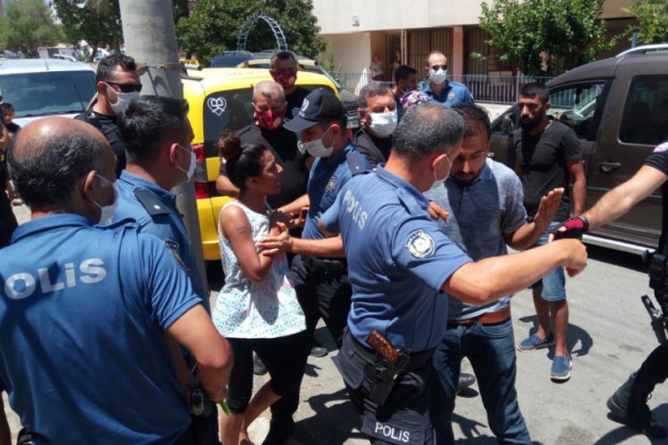 Eşi gözaltına alınan kadın, ortalığı birbirine kattı