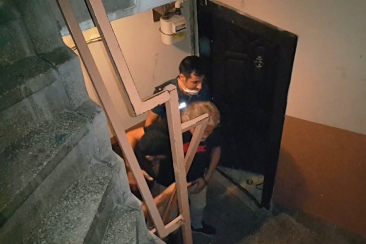 Bursa'da 5 yıldır kira ödemediği evden polis çıkardı