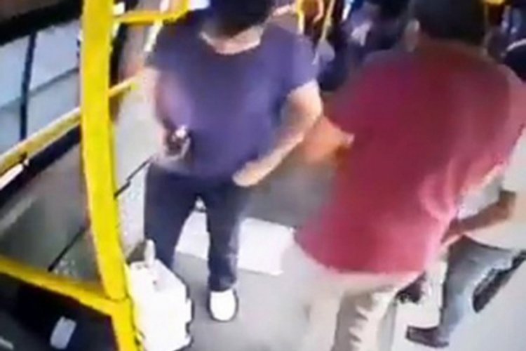 Minibüs koltuğunda unutulan telefonun çalındığı anlar kamerada