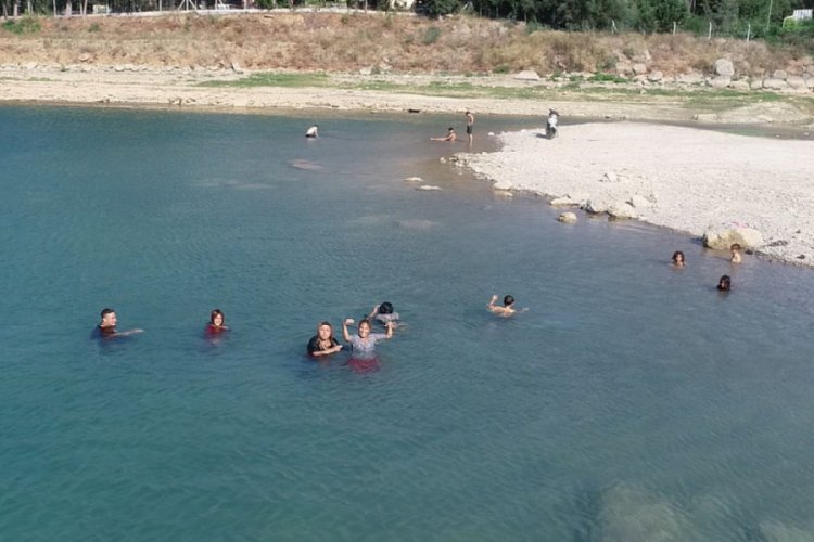 Baraj gölüne bırakılan atık suyla yüzüyorlar