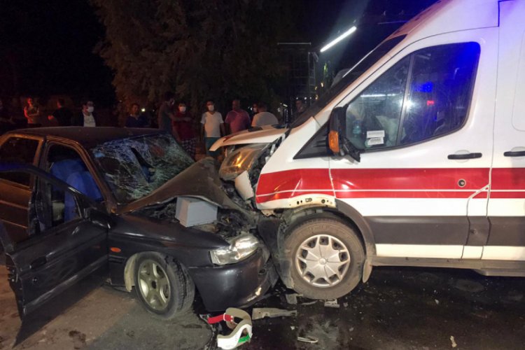 Otomobil ambulansa çarptı: 1 ölü, 6 yaralı