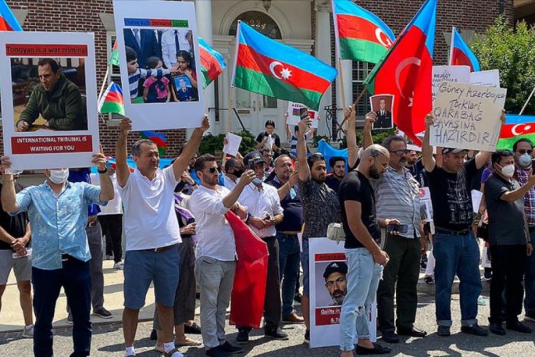 ABD'deki Azerbaycanlılar Ermenistan'ın Washington Büyükelçiliği önünde protesto eylemi düzenledi
